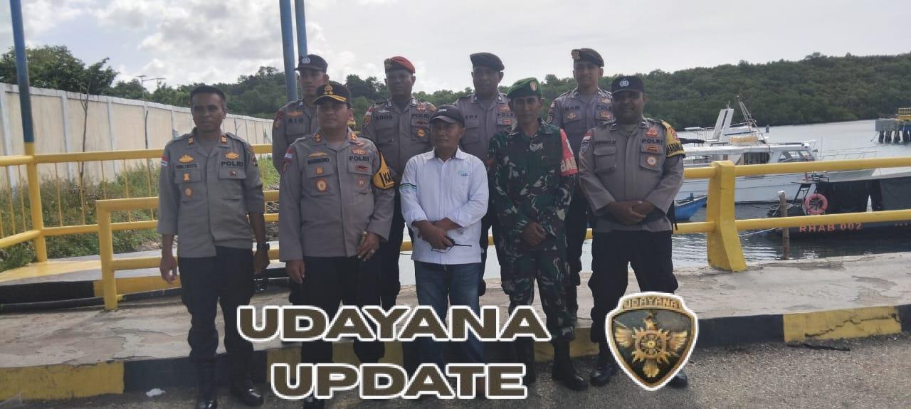 Babinsa Kodim 1627/Rote Ndao Amankan Bongkar Muat KMP Kalibodri di Pelabuhan ASDP Pantai Baru