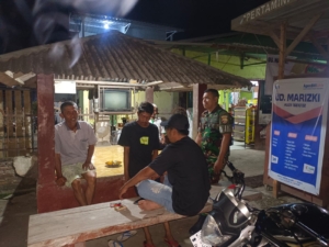 Patroli Wilayah, TNI Ajak Warga Poto Tano Jaga Keamanan Lingkungan