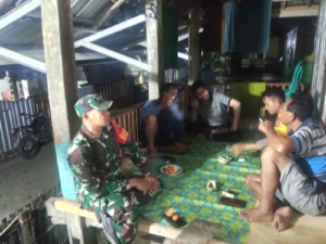 Jaga Kamtibmas, Serda Sukardin Laksanakan Patroli dan Silaturahmi Warga di Jereweh