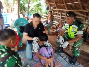 Dandim 1627/Rote Letkol Kav Kurnia Santiadi Wicaksono Turun Langsung Gelar Pengobatan Gratis di Desa Oeseli