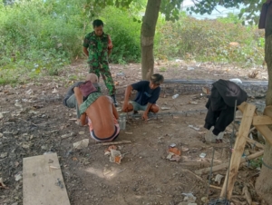 Wujud Kepedulian TNI, Babinsa Kawal Pembangunan KDKMP di Tambak Sari