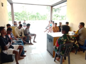 Babinsa Koramil 1625-05/Aesesa dan Kapospol Wolowae Selesaikan Perkelahian Pemuda Secara Kekeluargaan