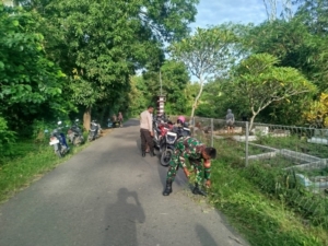 Wujud Kepedulian Lingkungan, Koramil 1628-01/Taliwang Gelar Gotong Royong TPU