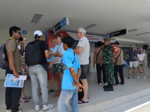 Kapal Pesiar Raksasa Sandar, Babinsa Hadir Layani Wisatawan