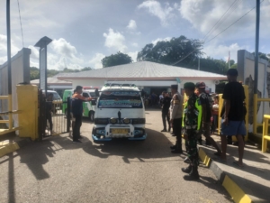 Babinsa Kodim 1627/Rote Ndao Amankan Keberangkatan Kapal Garda Maritim 3 di Pelabuhan Pantai Baru