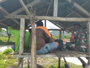 Babinsa Koramil 1614-03/Hu’u Komsos Bersama Petani Bahas Perbaikan Pagar Sawah