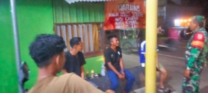 Jaga Kamtibmas, Babinsa Doromelo Kongkow dan Patroli Bersama Warga Binaan