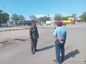 TNI Hadir di Pelabuhan Poto Tano, Arus Penyeberangan Berjalan Aman dan Lancar