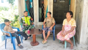 Babinsa 1602-01/Ende Intensifkan Pamwil dan Komsos Bersama Warga