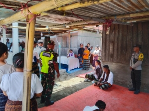 Prosesi Adat di Desa Gheoghoma, Babinsa Dampingi Pemakaman dan Pengukuhan Wake Zaki