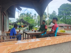 Babinsa Koramil 1602-04/Maurole Laksanakan Pamwil dan Komsos di Desa Detumbewa