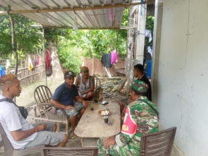 Sertu Denis Fernandes Dampingi Warga, Pastikan Keamanan dan Kenyamanan Desa Loboniki