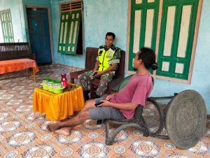 Babinsa Koramil Batutua Laksanakan Komsos Bahas Pembangunan KDKMP di Desa Oebela