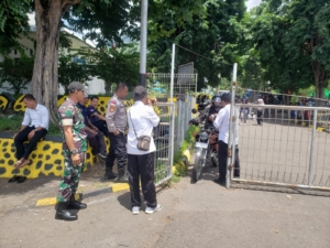 Babinsa Larantuka Hadir Jaga Keamanan Fasilitas Umum Pelabuhan Feri