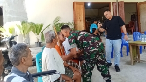 Dandim 1627/Rote Ndao Beri Kado Tahun Baru, Pengobatan Akupuntur Gratis dan Susu Balita di Namodale