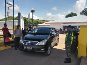 Piket Koramil 1627-02/Pantai Baru Pantau Bongkar Muat KMP Kalibodri di Pelabuhan ASDP