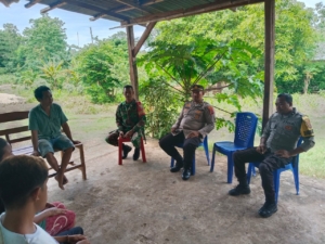 Babinsa dan Bhabinkamtibmas Komsos Kamtibmas di Desa Malata