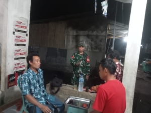 Tingkatkan Kamtibmas, Babinsa Ajak Warga Aktif Ronda Malam di Dusun Monggo