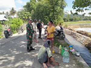 Dukung Kelancaran Pertanian, Babinsa Rempe Laksanakan Komsos Pembersihan Irigasi