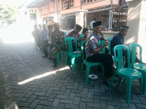 Pererat Kemanunggalan TNI–Rakyat, Babinsa Seteluk Hadiri Acara Takziah Warga Binaan