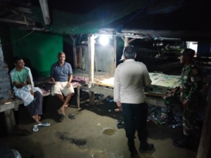 Jaga Kamtibmas, Serda Bukhari Laksanakan Patroli Malam di Kecamatan Poto Tano