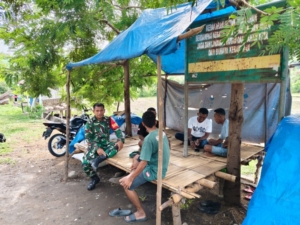 Pamwil dan Komsos, Babinsa Kotabaru Ciptakan Rasa Aman di Desa Tou Timur