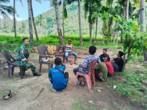 Pamwil dan Komsos, Babinsa Kopka Geradus Taek Ciptakan Desa Tou Barat Aman dan Nyaman