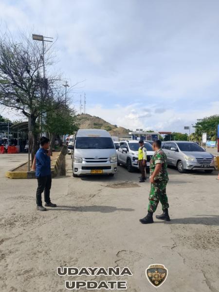 Pastikan Keamanan Warga, Babinsa Laksanakan Pengamanan Pelabuhan Poto Tano