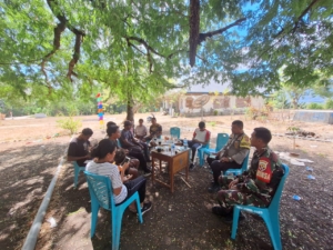 Pererat Silaturahmi, Babinsa Lewoleba Laksanakan Komsos Bersama Warga Tagawiti