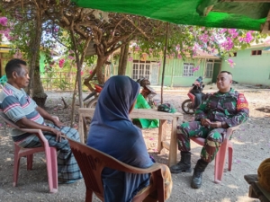 Babinsa Koramil 1630-03/MP Perkuat Kemanunggalan TNI–Rakyat Melalui Komsos di Desa Compang