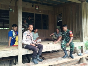 Antisipasi Banjir, Babinsa dan Bhabinkamtibmas Imbau Warga Desa Watu Puda Waspada Curah Hujan Tinggi