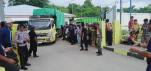 Babinsa Pantai Baru Amankan Bongkar Muat KMP Kalibodri di Pelabuhan ASDP Ofalangga