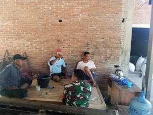 Babinsa Desa Belo Perkuat Kedekatan dengan Warga melalui Komsos