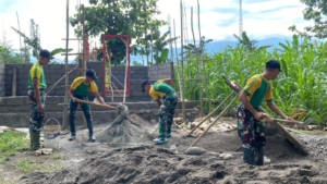 Satgas Pamtas Pos Turiskain Bantu Renovasi Rumah Warga Maumutin