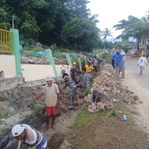 Kemanunggalan TNI-Rakyat Terlihat Lewat Kegiatan Normalisasi Irigasi di Desa Runggu