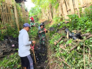 Koramil Woha Aktif Bantu Petani Bersihkan Saluran Irigasi Raba Niu