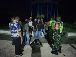 Moment Patroli Batas Kota, Babinsa Serka Toto Berikan Himbauan Keamanan pada Warga