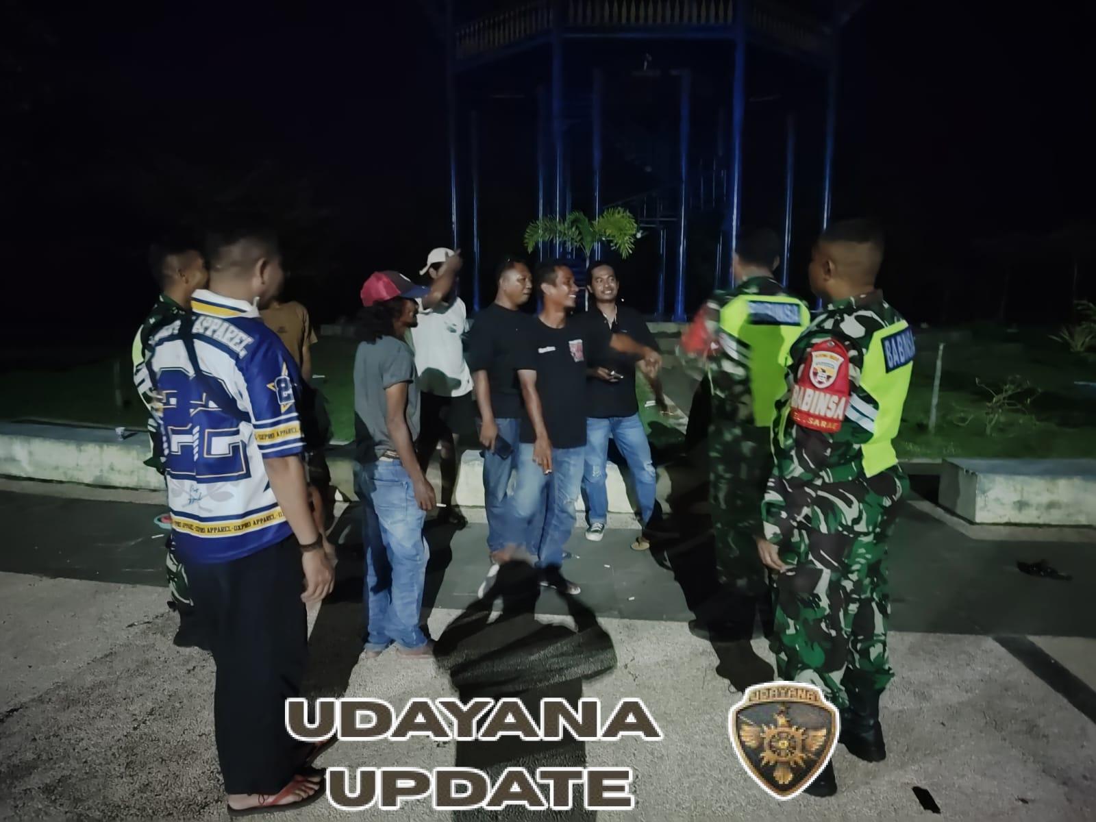 Moment Patroli Batas Kota, Babinsa Serka Toto Berikan Himbauan Keamanan pada Warga