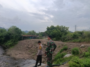 Ikan Mati Mengapung di Desa Maluk, Babinsa Bersama Aparat dan PT. AMNT Lakukan Pengecekan