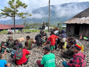 Dari Rumah ke Rumah, Satgas Yonif 743/PSY Hadirkan Harapan Sehat di Pedalaman Papua
