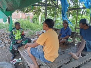 Babinsa Sambinae Dorong Ternak Dikandangkan Agar Tak Rusak Tanaman Warga