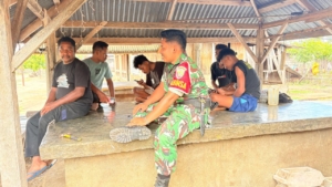 Jaga Kamtibmas, Babinsa Koramil 1602-04/Maurole Turun Langsung ke Desa Pise