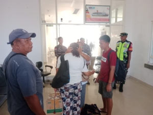 Jaga Keamanan Pelabuhan, Babinsa Pantau Kedatangan dan Keberangkatan Kapal KM WILIS & Sabuk Nusantara 90