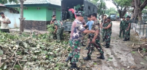 Babinsa Koramil Kupang Bersihkan Asrama TNI Kuanino