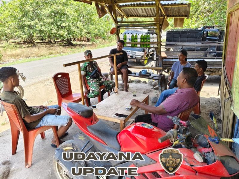 Jaga Kamtibmas, Babinsa Detukeli Turun Langsung Berkomunikasi dengan Warga Desa