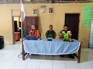 Babinsa Naikliu Pastikan BLT DD Tepat Sasaran