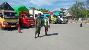 Sertu Jumadi Laksanakan Pengamanan Pelabuhan Poto Tano, Situasi Aman dan Lancar