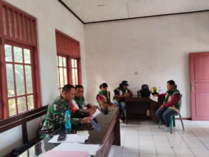 Monitoring Wilayah dan Komsos, Babinsa Detusoko Perkuat Kemanunggalan TNI-Rakyat