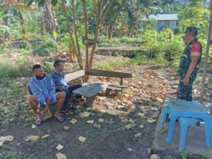 Sertu Dol Mahatir Tingkatkan Kamtibmas Lewat Komsos di Desa Liabeke