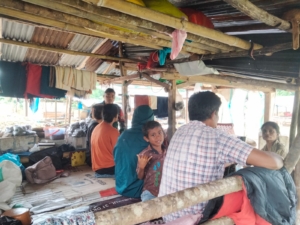 Pererat Kemanunggalan TNI-Rakyat, Babinsa Katikutana Komsos dengan Warga